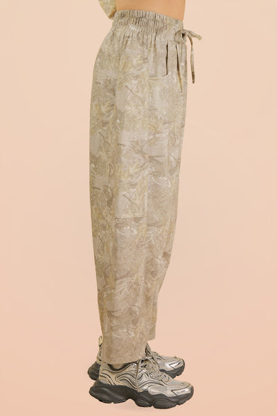 on the hunt camo barrel leg knit lounge pants | taupe