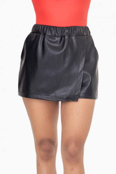on your radar faux leather skort | black