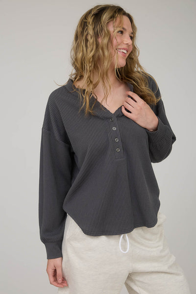 take your turn ribbed henley top | charcoal