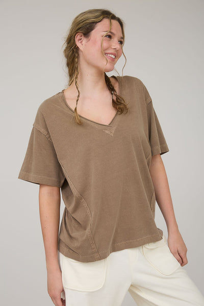 subtle shift washed raw edge v neck tee | brown