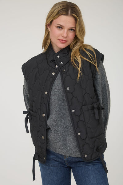 into the groove tie detail quilted puffer vest | black