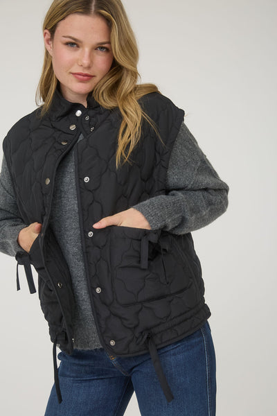 into the groove tie detail quilted puffer vest | black