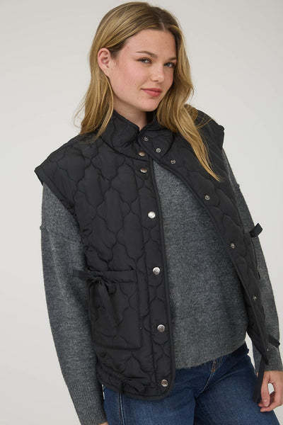 into the groove tie detail quilted puffer vest | black