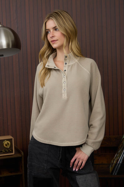 feels just right ribbed snap button knit top | mocha