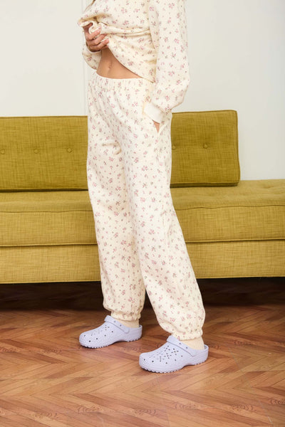 serene energy dainty floral joggers | ivory