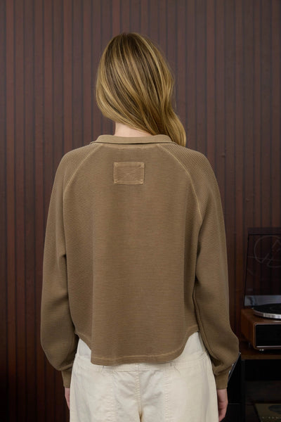feels just right ribbed snap button knit top | brown