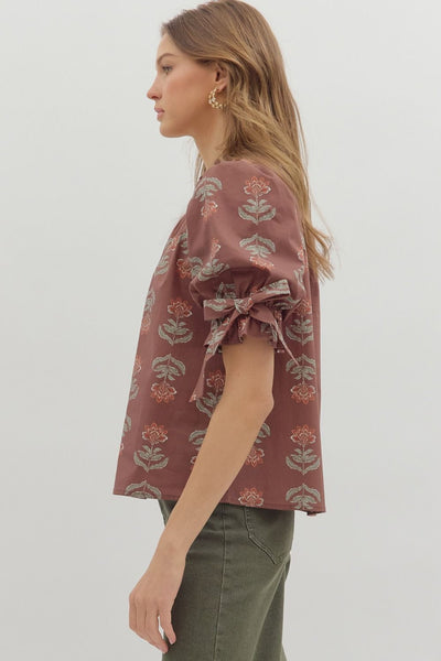 on the books ruffle neck floral top | brown