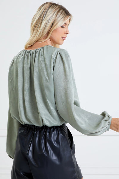 hear the applause pleated top | olive