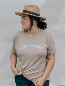 love others tee | taupe